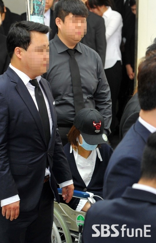 Đáng chú ý là Sojung, người bị thương nặng thứ 3 sau EunB và RiSe, cũng xuất hiện tại lễ tang.