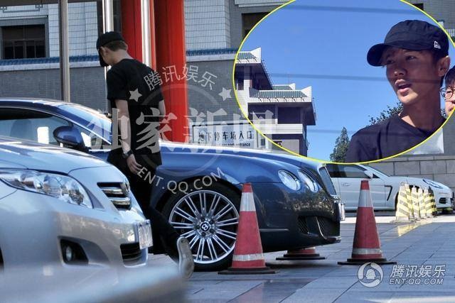 Ảnh fan chụp Luhan đi kiểm tra sức khỏe ở bệnh viện Bắc Kinh nhân dịp về Trung Quốc.