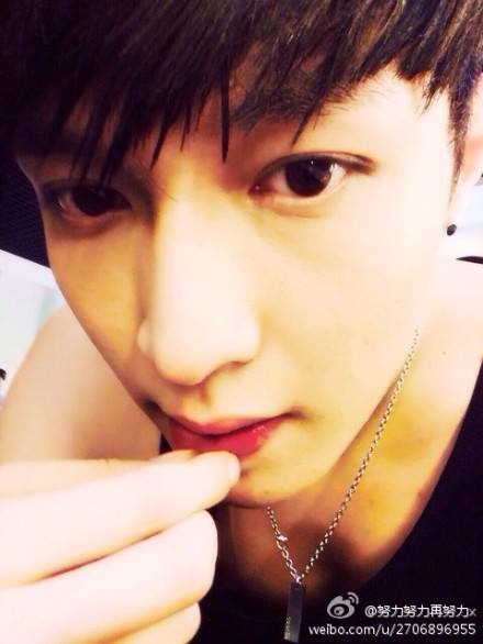 Lay đăng ảnh tự sướng nhân dịp đón Trung thu cùng gia đình.