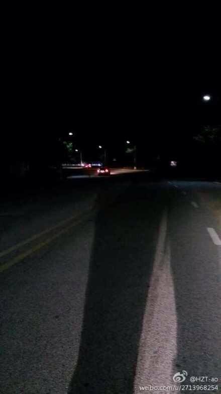 Tao chụp ảnh xe fan cuồng bám đuôi dù lúc đó trời đã tối.