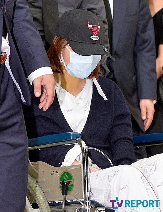 Sojung cúi đầu khóc thầm suốt buổi lễ. Hôm 5/9, cô đã không thể đưa tiễn EunB vì đó cũng là ngày cô lên bàn mổ