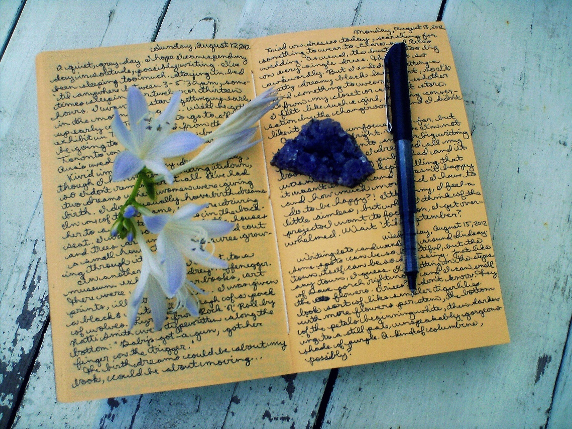 Ma Kết làm bạn với những trang viết.