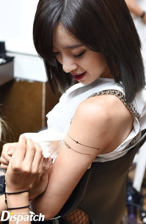 Trong Sugar Free, sáu cô gái sử dụng khá nhiều hình xăm giả, để phù hợp với phong cách bụi phủi.