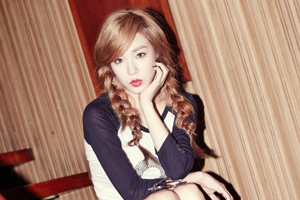 Tiffany (TaeTiSeo) la mat voi lens trong bo anh 'Holler' hinh anh