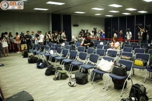 Cuối họp báo, các phóng viên Đài Loan đứng chờ để chụp hình tiếp.