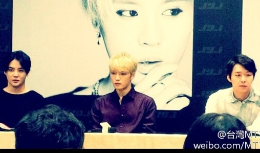 Phong vien Dai Loan bo ve giua buoi hop bao JYJ 11/9 hinh anh