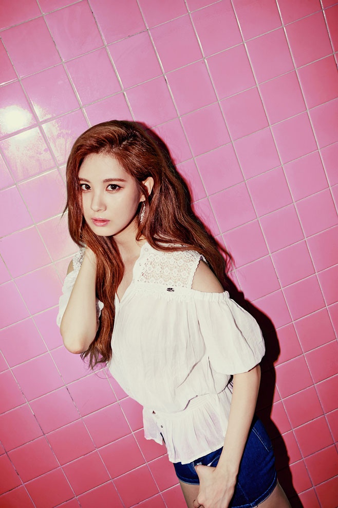 Phong cách của Seohyun khá tương đồng với không khí trong bộ ảnh trước của Taeyeon và Tiffany.