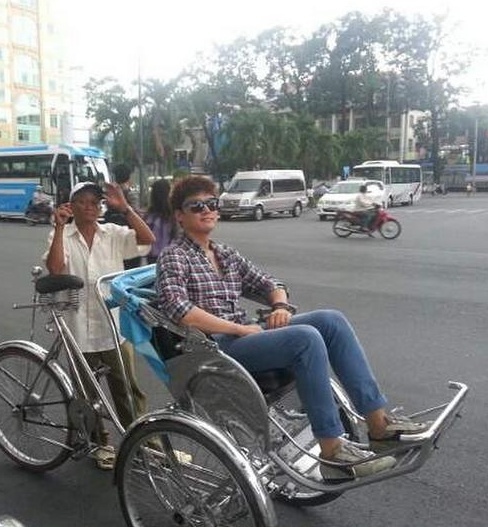 Oh Sang Jin thưởng thức món phở vỉa hè và dạo quanh TP.HCM bằng xích lô.