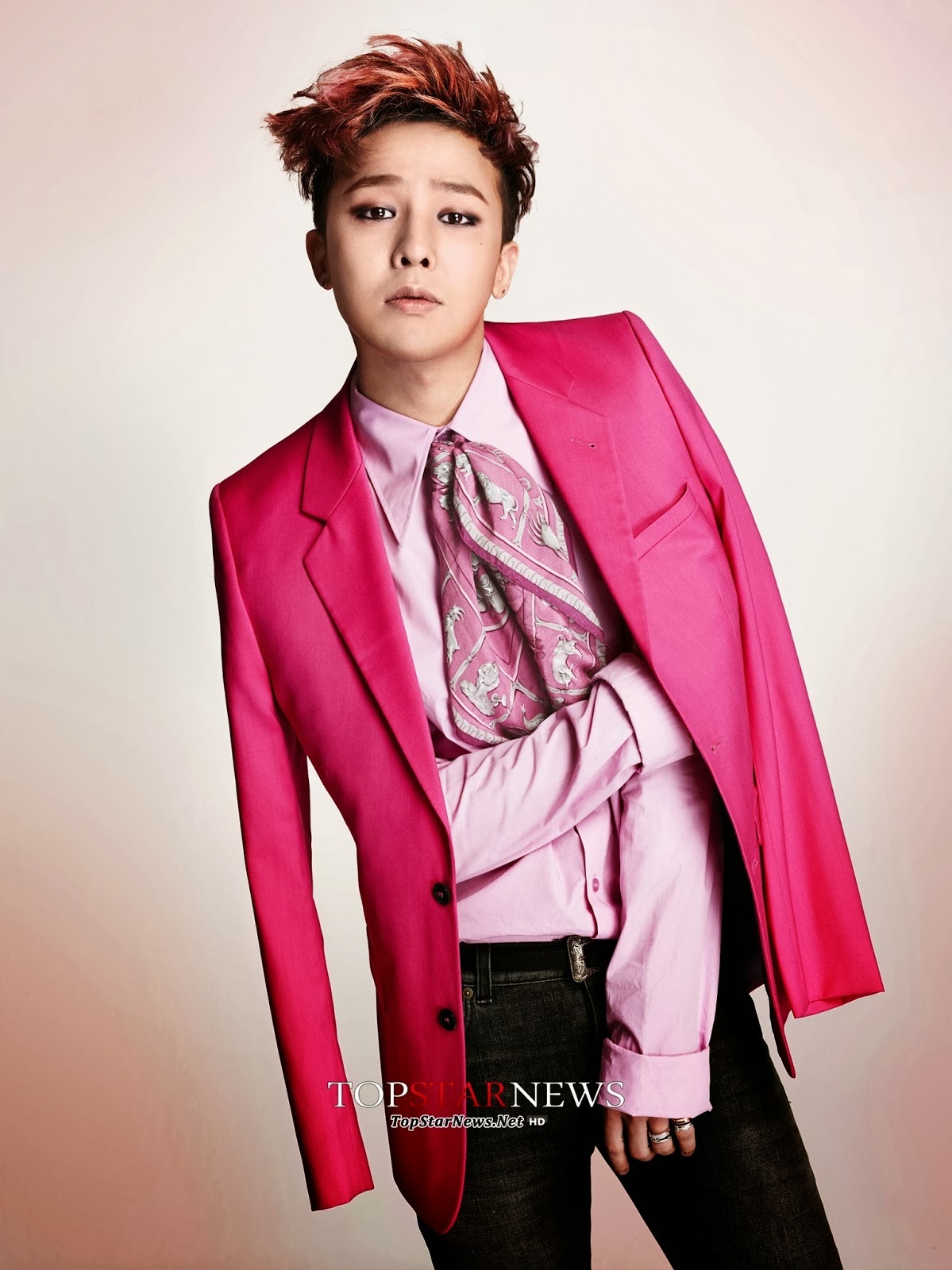 Mới đây, chương trình Super Idol Chart Show của đài Mnet đã công bố bảng xếp hạng Top 10 thần tượng gây sốt của Hàn Quốc. Tiêu chí để bình chọn là những nhân vật đặc biệt thu hút sự chú ý của công chúng nói chung, chứ không chỉ trong cộng đồng fan.