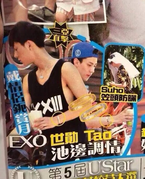 Do đeo hai chiếc vòng giống nhau,