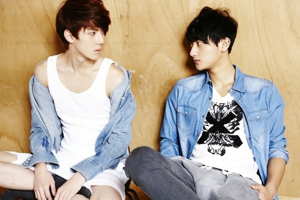 Hai em ut cua EXO bi don yeu nhau hinh anh
