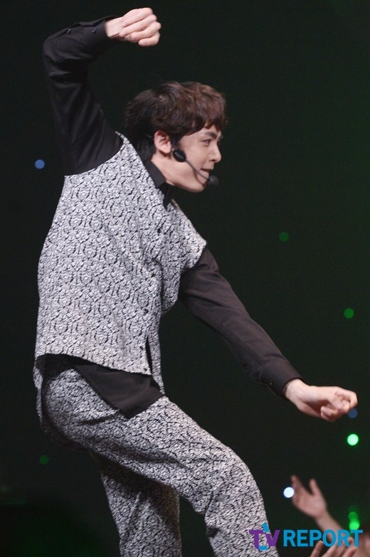 Nichkhun rất nhắng nhít trên sân khấu.