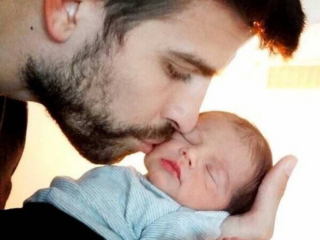 Năm 2013, sau khi sinh con trai đầu lòng, Shakira đã đăng tấm ảnh của em bé sơ sinh lên trang web của tổ chức Unicef. Trong ảnh, chồng của cô – cầu thủ bóng đá Gerald Pique  - đặt một nụ hôn âu yếm lên trán cậu con trai Milan. Shakira kêu gọi fan của mình đóng góp tiền từ thiện cho Unicef. 