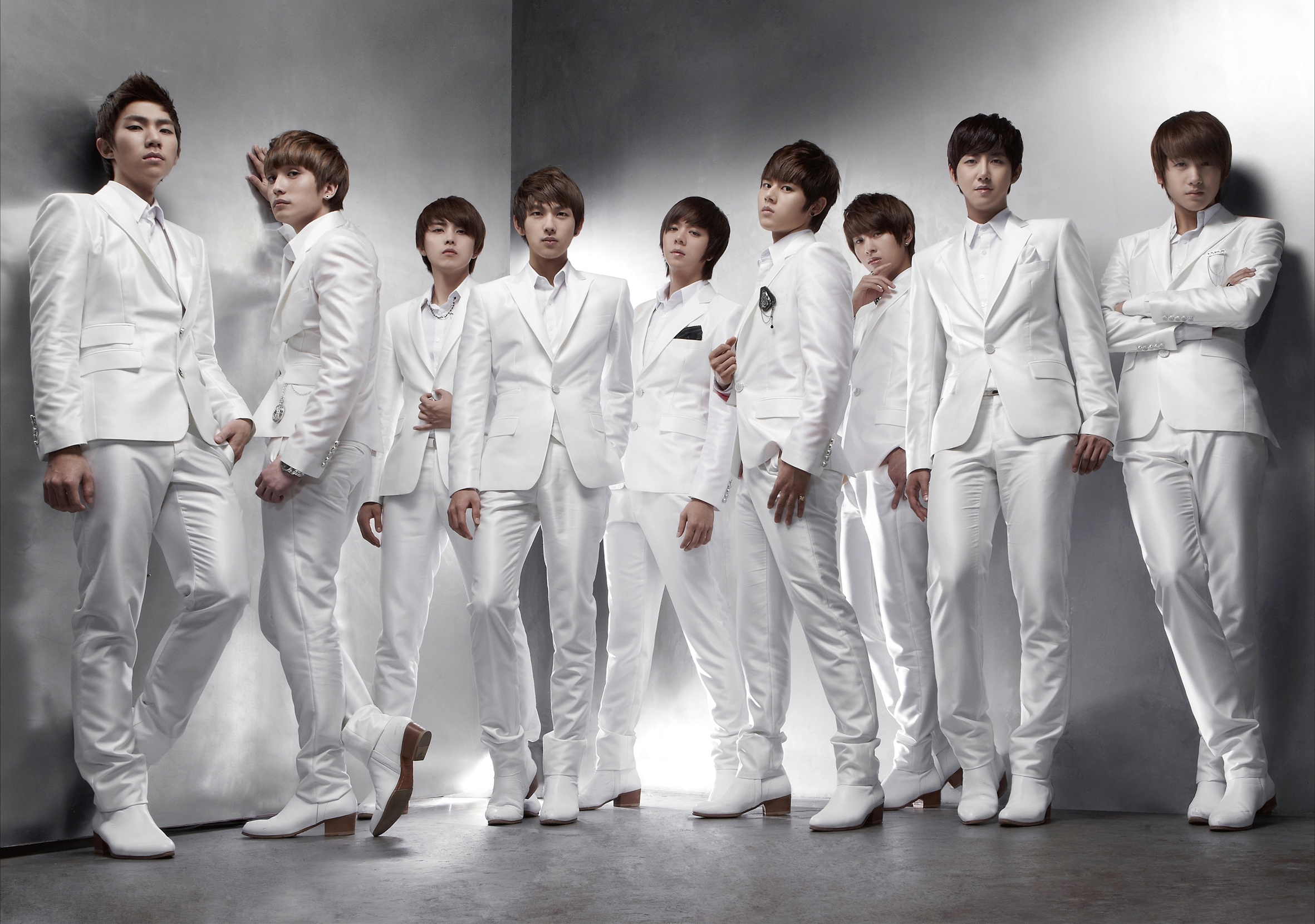 ZE:A thành lập năm 2010, có 9 thành viên.