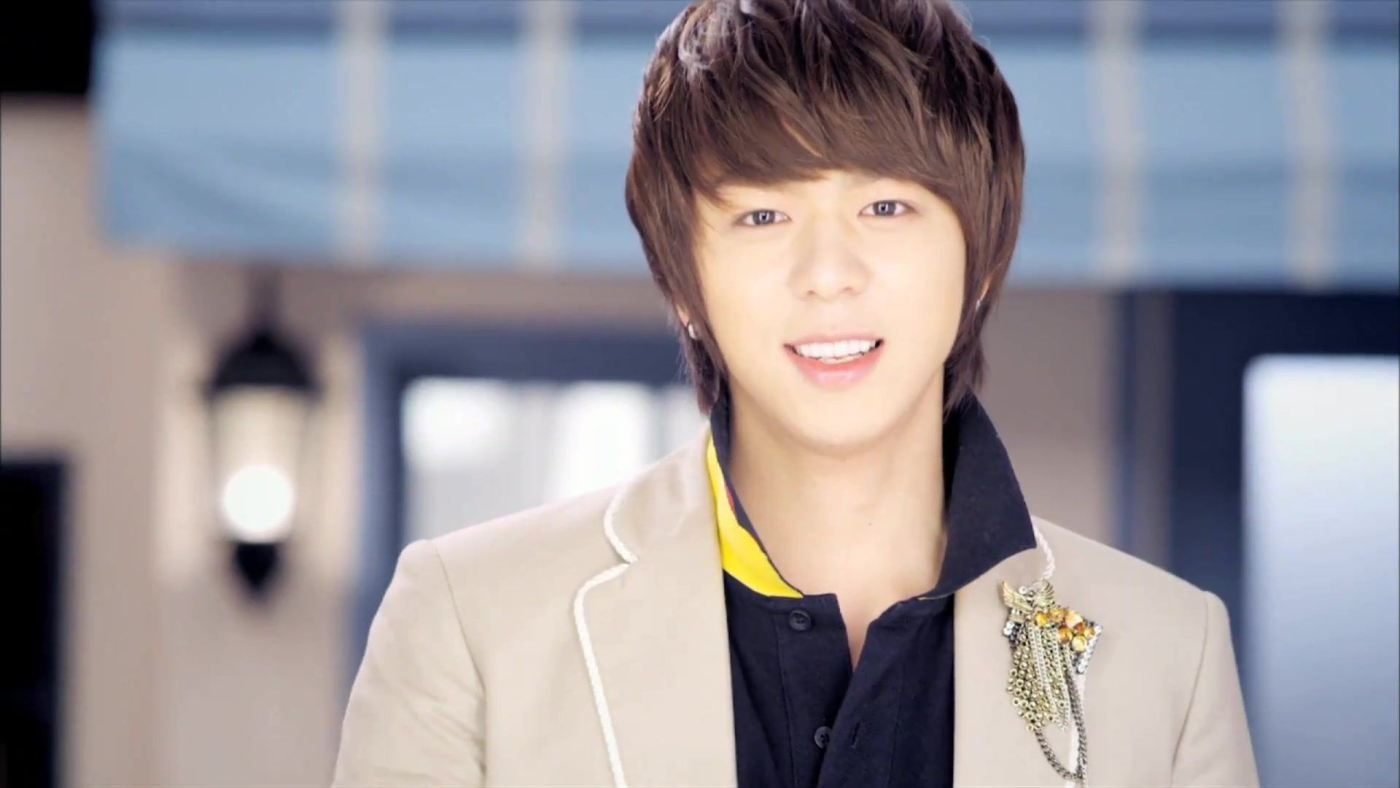 Lee Hoo sinh năm 1989, là trưởng nhóm nhạc ZE:A.