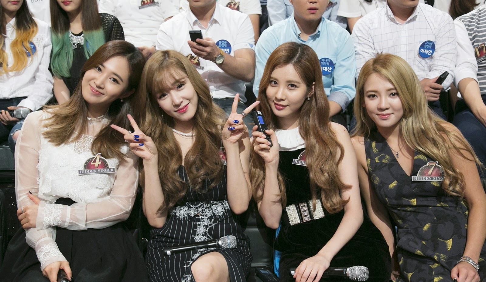 Bốn người nhóm SNSD đi cổ vũ cho Taeyeon.