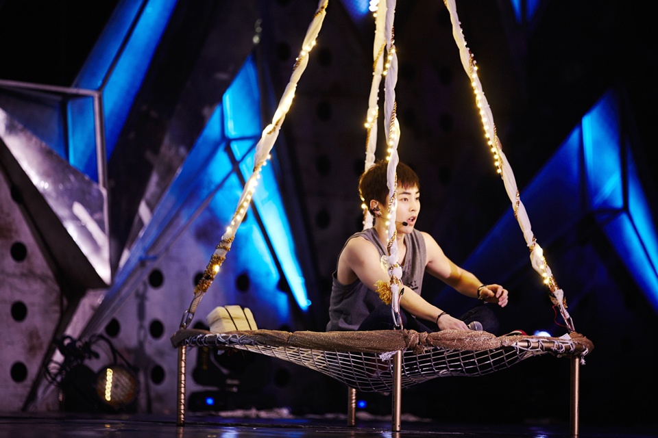 Một trong những đạo cụ độc đáo sử dụng trong đêm nhạc. Chiếc võng bay này từng suýt gây tai nạn khi va vào fan của Hong Kong.