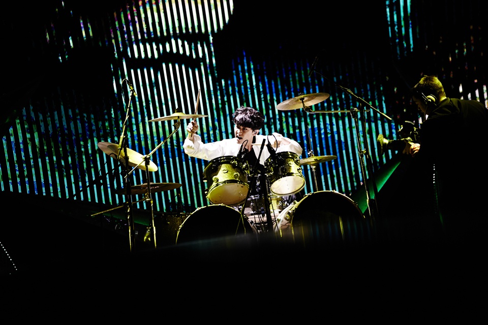 Chanyeol trổ tài đánh trống.