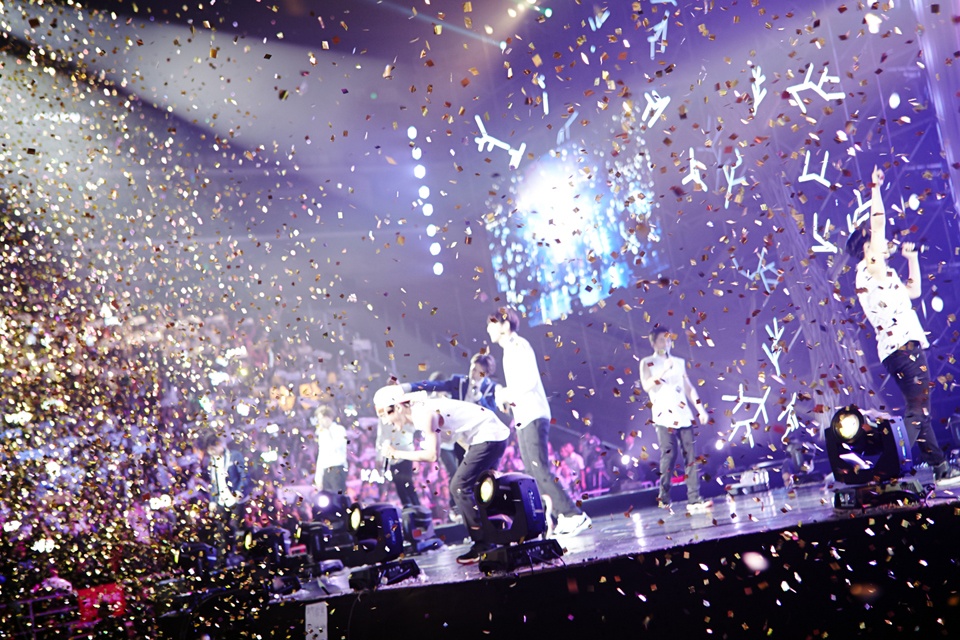 Nhưng điều này không ngăn được hàng ngàn fan sẵn sàng bỏ tiền túi, lấp đầy các hàng ghế mỗi buổi diễn.