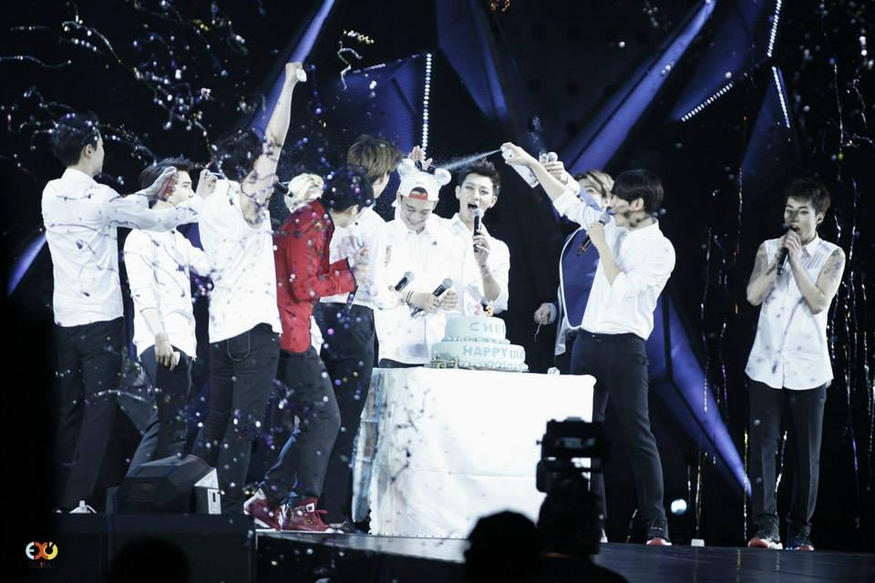 EXO tổ chức sinh nhật cho Chen ngay trên sân khấu.