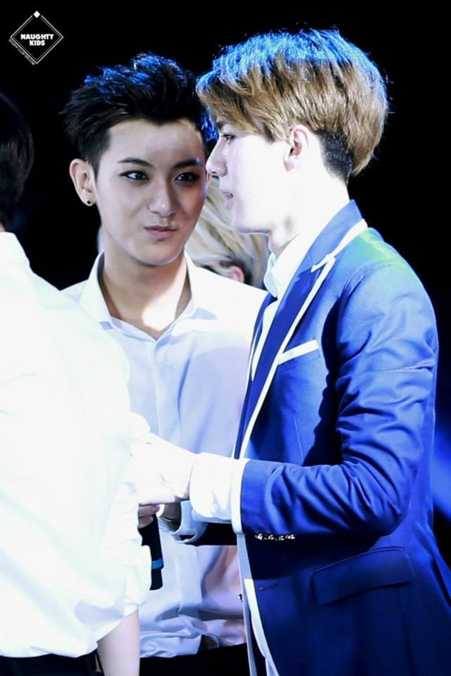 Khoảnh khắc thân mật của Tao và Sehun. Gần đây, báo Hong Kong đồn 2 em út của EXO có mối quan hệ đồng giới.