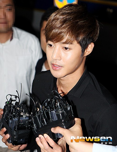 Kim Hyun Joong đến đồn cảnh sát trong vòng vây của phóng viên.