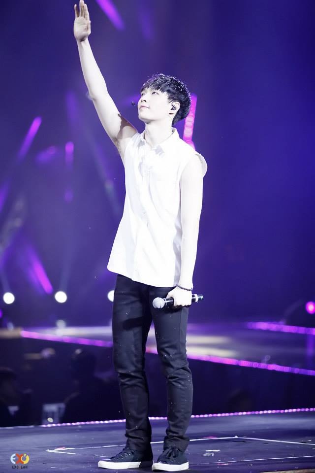 Thời gian qua, Lay vừa đi tour cùng nhóm vừa phát triển hoạt động riêng ở Trung Quốc.