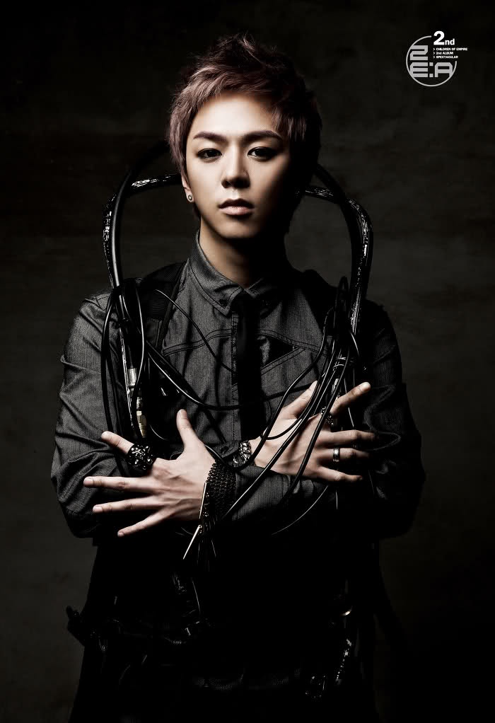 Lee Hoo (tên thật là Junyoung) khiến fan thót tin khi đe dọa công ty trên Twitter.