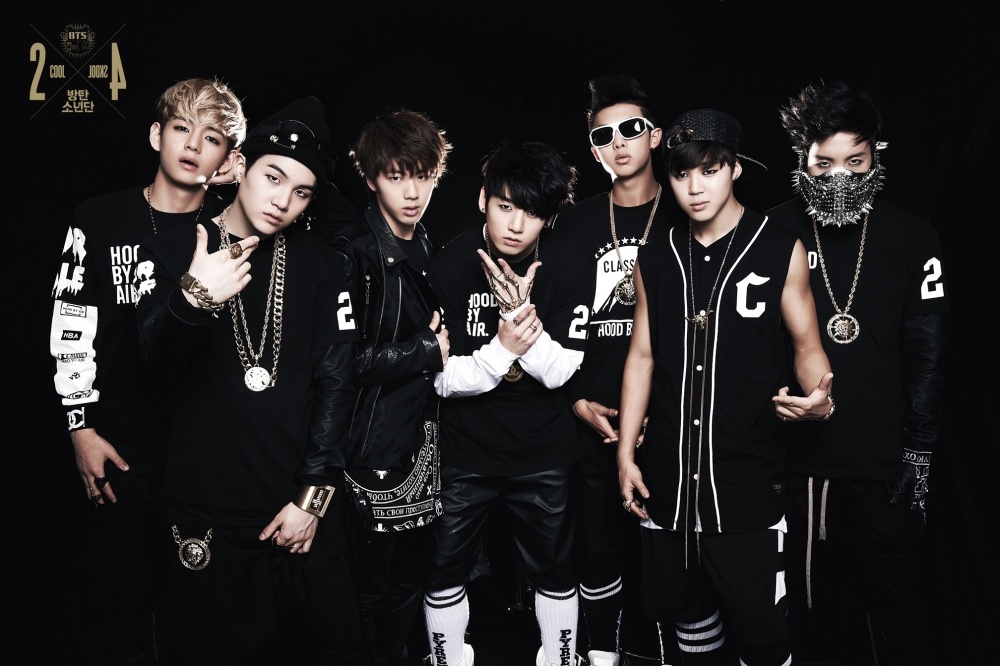 Nhóm BTS theo phong cách hip hop.