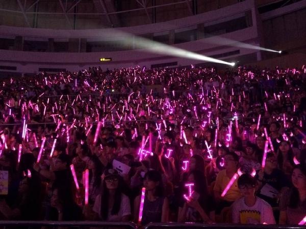 Fan vẫy lightstick có chữ J để ủng hộ tinh thần Jessica.