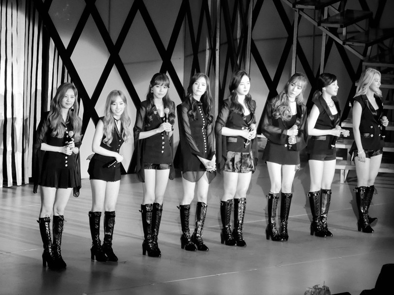 8 thành viên còn lại trên sân khấu.