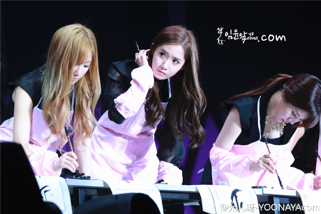 Nhóm nhạc xứ Hàn biểu diễn tài viết thư pháp.