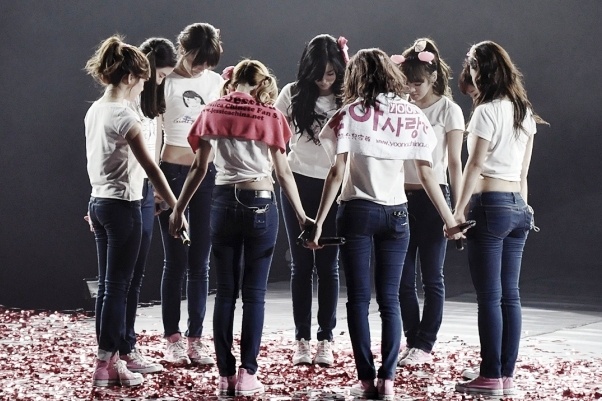 Noi tinh dau da phia sau hinh anh gia dinh cua Kpop hinh anh