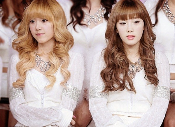 Jessica (trái) và Taeyeon dù ngồi cạnh nhau vẫn rất miễn cưỡng.