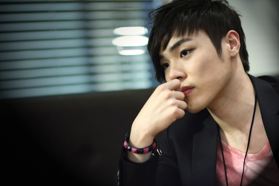 Wheesung là ca sĩ hát nhạc R&B khá nổi ở Hàn Quốc.