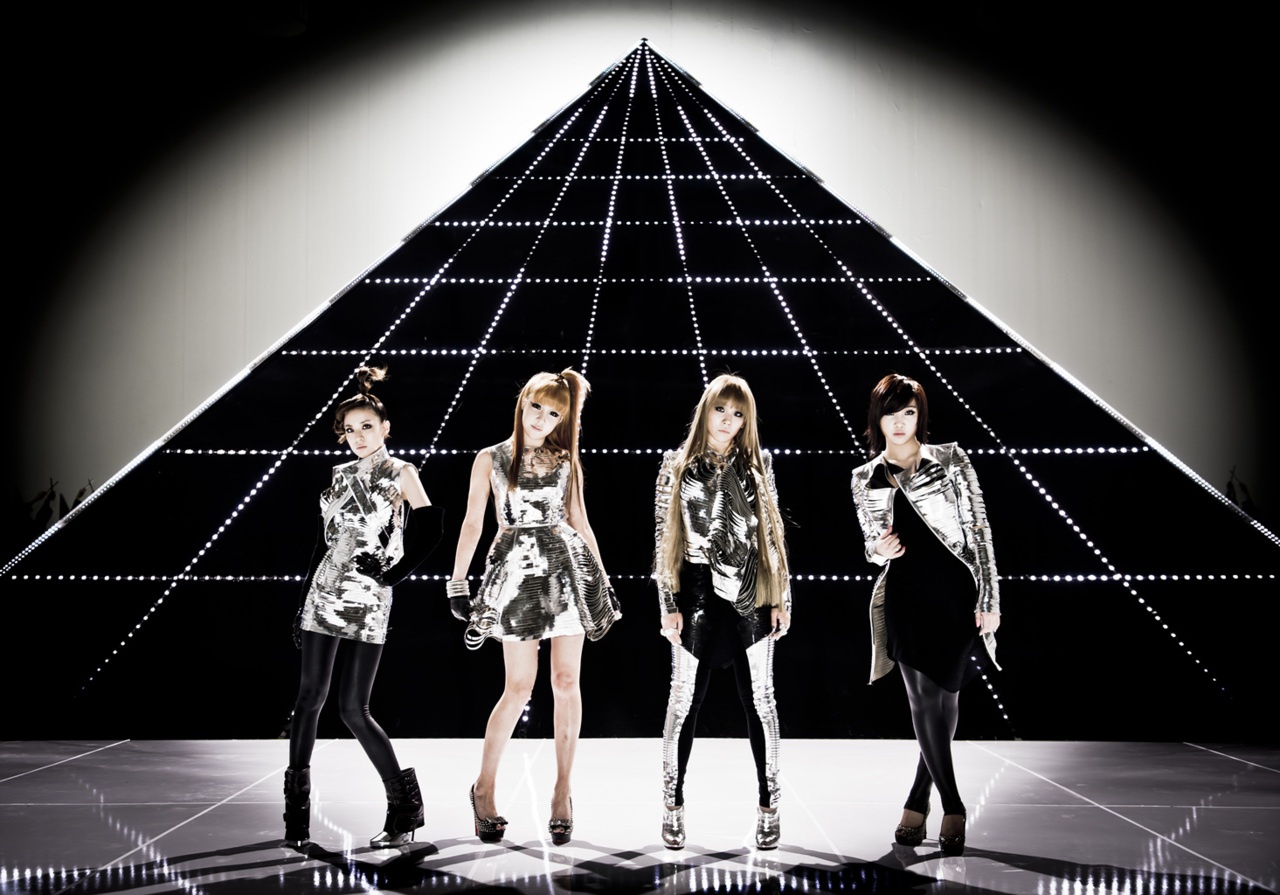Tạo hình cá tính của 2NE1 trong MV.