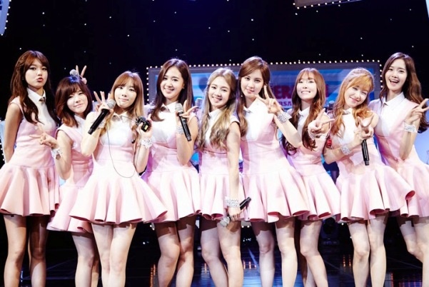 Nhóm SNSD đầy đủ với 9 thành viên.