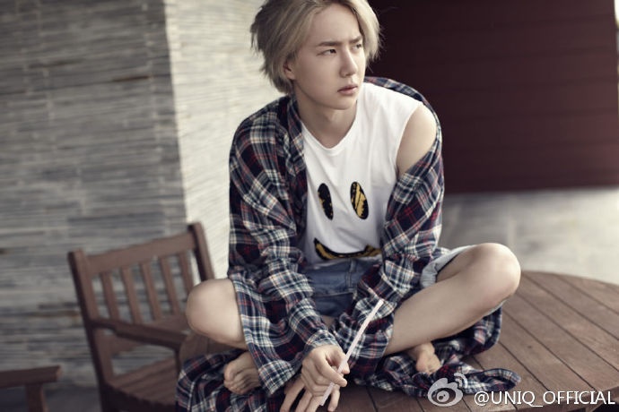 Wang Yi Bo (1997) đến từ Trung Quốc, đóng vai trò là nhảy chính, rapper, gương mặt đại diện và em út trong nhóm.