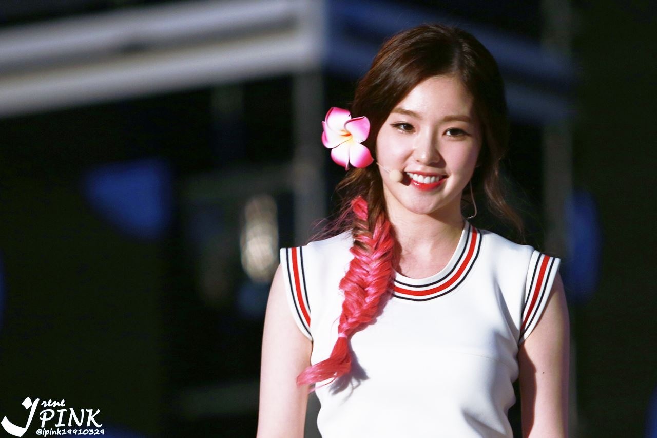 Irene ra mắt trong nhóm Red Velvet đầu tháng 8.