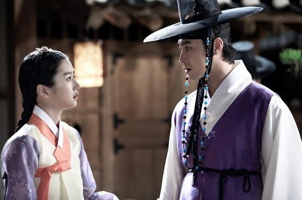 Yunho (TVXQ) dính nghi án yêu bạn diễn.