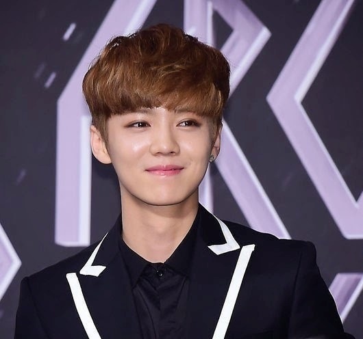 Luhan là người thứ 2 trong EXO đâm đơn kiện công ty.