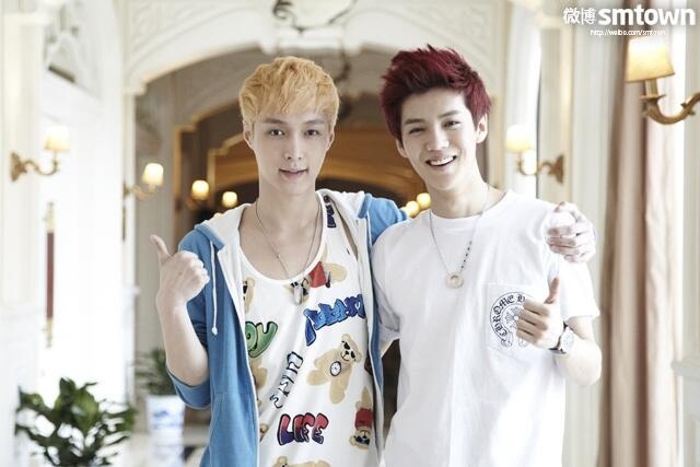 Lay (trái) và Luhan gần như cập nhật tài khoản cùng một lúc.