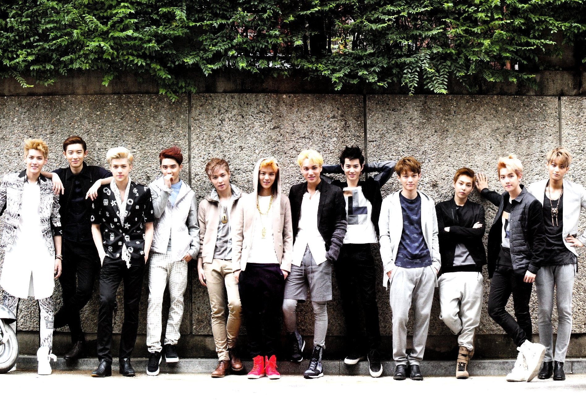 Nhóm EXO ra mắt năm 2012 với 12 thành viên.