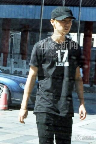 Luhan đến bệnh viện ở Bắc Kinh khám bệnh trong dịp Trung thu vừa qua.