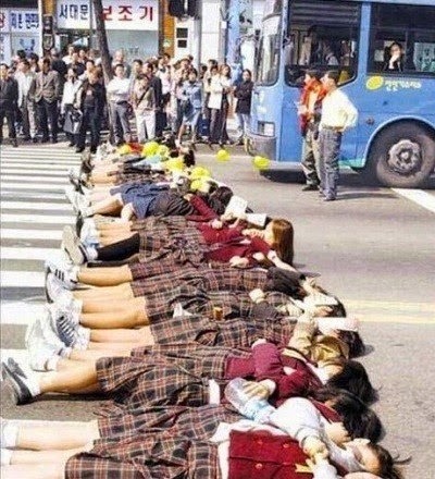 Các nữ sinh nằm ra đường vì S