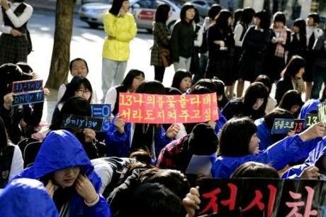 Khoảng 1.500 fan xuống đường phản đối Henry vào Super Junior.