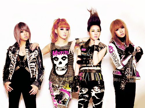 Nhóm 2NE1. 
