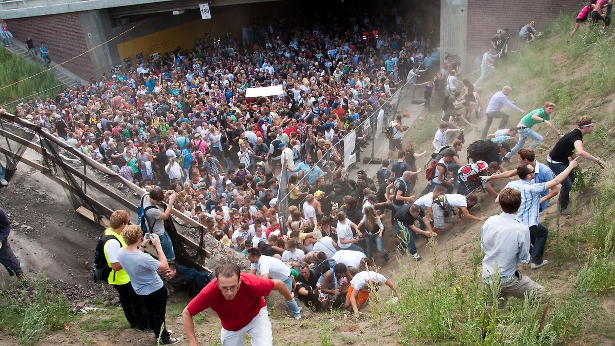 Đám đông bắt đầu hoảng loạn khi đường hầm bị đóng lại và bị lèn chặt trong không gian kín mít. Một số người cố gắng thoát ra bằng cách trèo lên cầu thang trên một triền dốc phía trước đường hầm. Họ trượt chân và ngã ngược xuống đám đông. Sự cố khiến 18 người bị đè và chen lấn tới chết và 500 người bị thương.