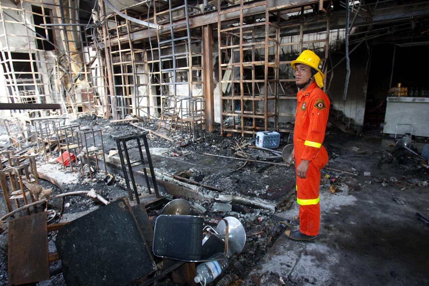 Một số nguồn tin khẳng định 100 người đã thiệt mạng vì bị bỏng, hít khí độc hoặc bị dẫm đạp, một số khác cho rằng 66 người chết và 222 người bị thương. Nạn nhân là công dân của 13 nước khác nhau. Chủ câu lạc bộ và giám đốc công ty thiết bị âm thanh, ánh sáng lĩnh 3 năm tù giam.