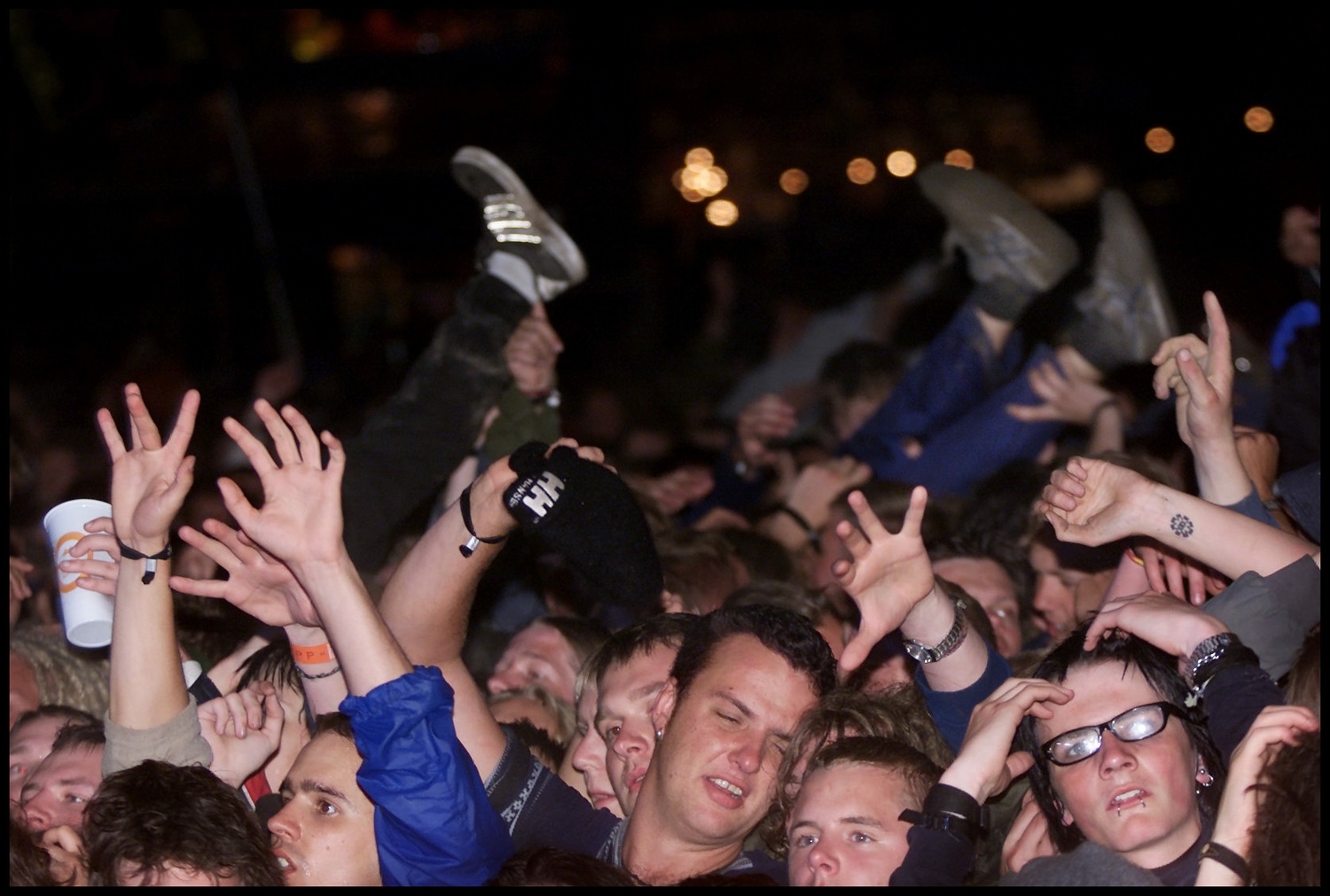 Ngày 30/6/2000, hơn 50.000 fan tới cổ vũ nhóm Pearl Jam ở Liên hoan Roskilde, Đan Mạch. Khi âm nhạc vang lên, người hâm mộ trở nên điên cuồng. Người đứng sau xô đẩy để chen lên phía trước. Tám nam thanh niên từ 17 - 26 tuổi đã bị mắc kẹt và chết vì ngạt thở. Người thứ 9 qua đời trong bệnh viện 5 ngày sau.